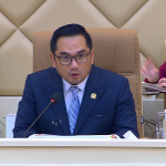 Ketua Komisi II DPR RI, Rifqinizamy Karsayuda, saat rapat kerja bersama kementerian/lembaga mitra kerjanya, Rabu (12/2/2025). (Foto: Tangkapan layar/ Ubay)