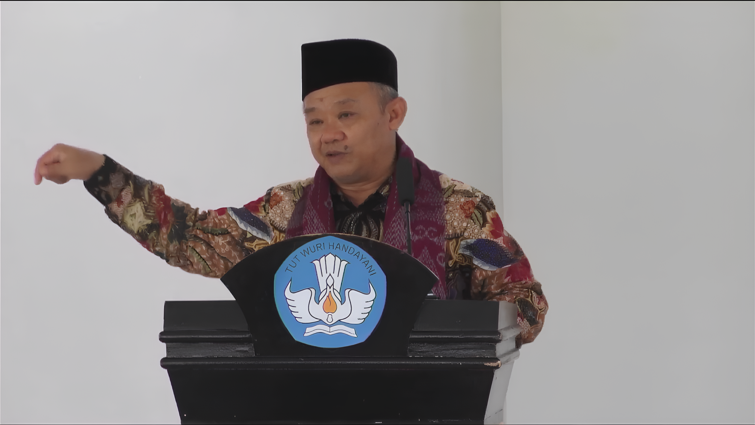 Mendikdasmen RI Prof Abdul Mu'ti menyampaikan sambutan dalam Peringatan HBII 2025 yang diselenggarakan di Maluku Utara, Kamis (20/2/2025). (Foto: Ubay NA)