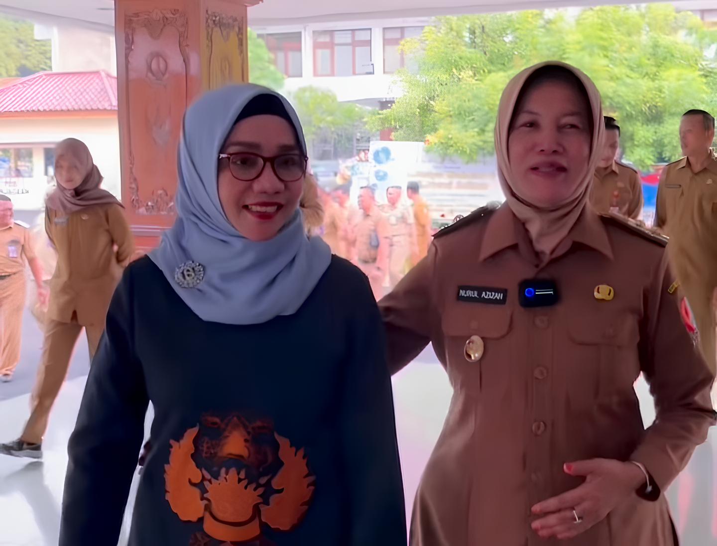 Wakil Bupati Bojonegoro Nurul Azizah (kanan), saat menghadiri giat apel perdananya, Senin (24/2/2025). (Foto:Tangkapan layar Pemkab Bojonegoro)