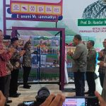 Ketua Umum PP Muhammadiyah Prof Haedar Nashir, saat meresmikan bisnis ritel baru Persyarikatan, MentariMu, dalam forum Rapat Koordinasi Bidang Ekonomi di UMM, Rabu (26/2/2025). (Foto: Edi/IST)