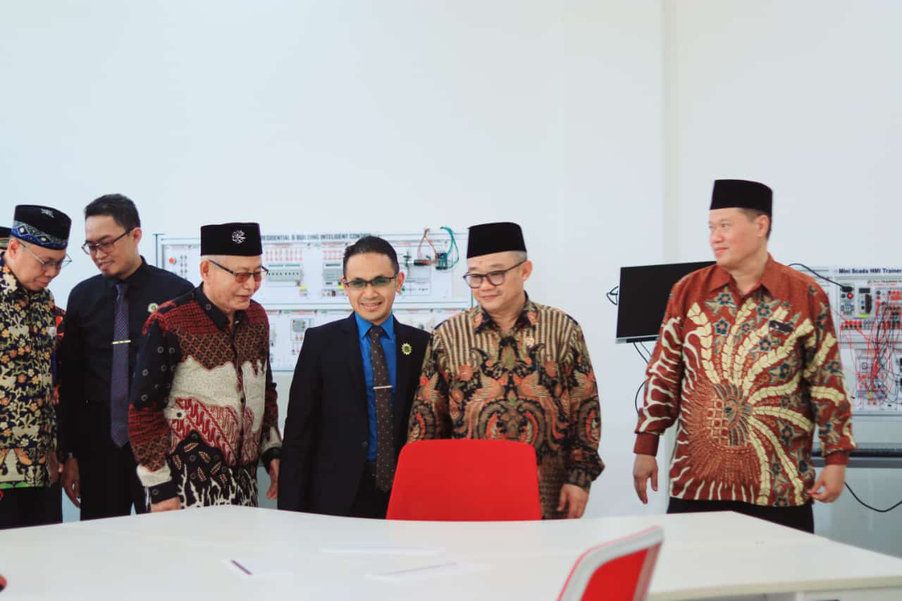 Mendikdasmen RI Prof Abdul Mu'ti, bersama Kepala SMK Mutia Ngoro Ednan Rudianto dan Direktur PMBQ Nurul Azhar Muhammad Mirdasy, meninjau ruang praktik kelistrikan di Gedung Mutia Exhibition Center yang baru saja diresmikan, Sabtu (8/2/2025). (Foto: Dok. Mutia)