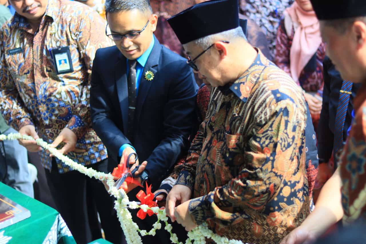 Mendikdasmen RI Prof Abdul Mu'ti meresmikan Gedung Mutia Exhibition Center di SMK Mutia Ngoro, Mojokerto, Sabtu (8/2/2025). (Foto: Dok. Mutia)