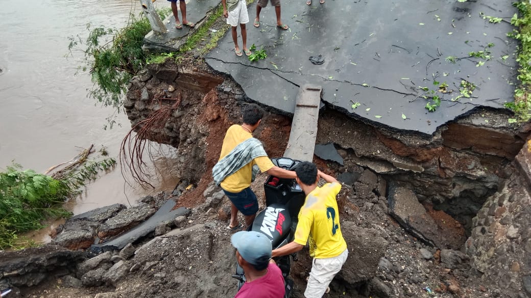 Jembatan di Kecamatan Wera yang rusak usai diterjang banjir bandang. (Foto:IST)