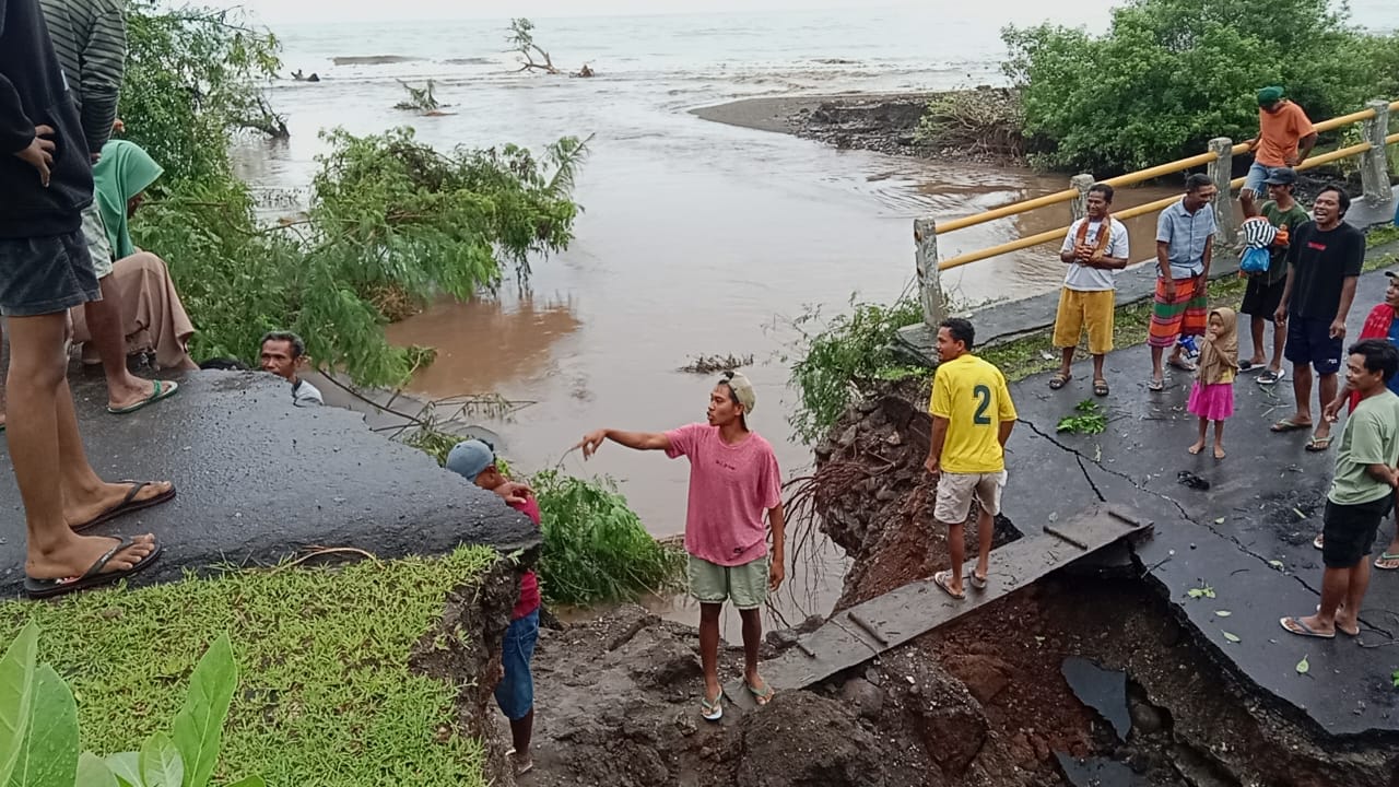 Banjir bandang mengakibatkan kerusakan sejumlah fasilitas dan akses publik di Kecamatan Wera dan Kecamatan Ambalawi, Bima, NTB. (Foto: IST)