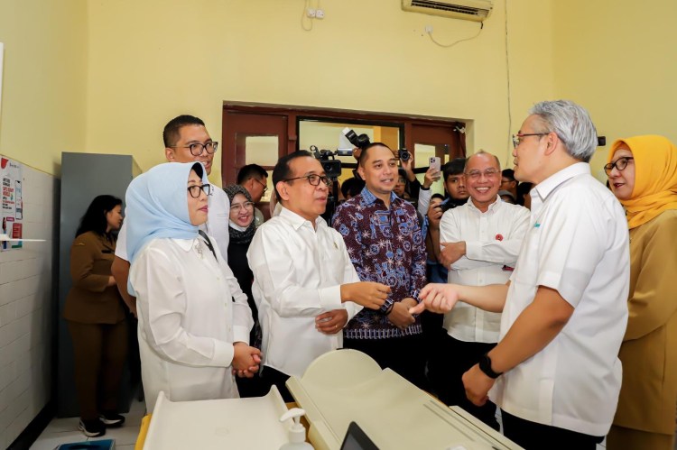 Menko PMK Pratikno meninjau langsung pelaksanaan perdana program cek kesehatan gratis di Puskesmas Jagir, Surabaya, Senin (10/2/2025). (Foto: Kemenko PMK)