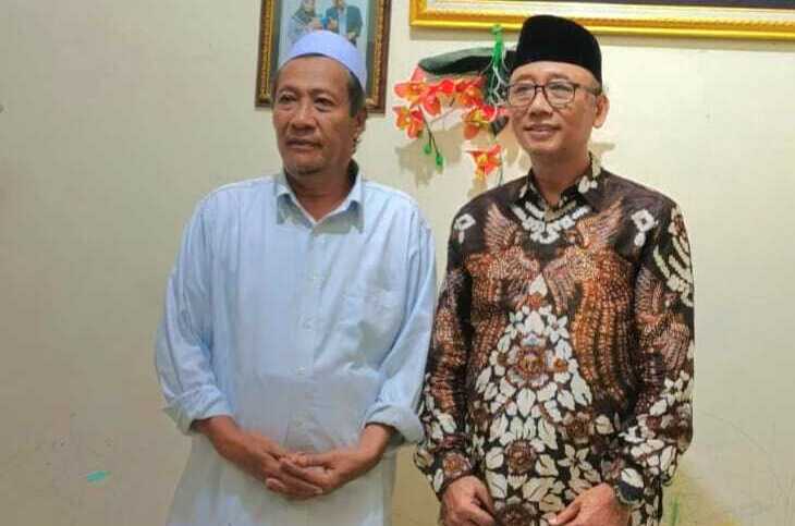 Anggota DPRD Provinsi Jawa Timur Suli Da'im (kanan) bersama Pimpinan Ponpes Tremas Pacitan KH Fuad Habib Dimyathi. (Foto: IST)