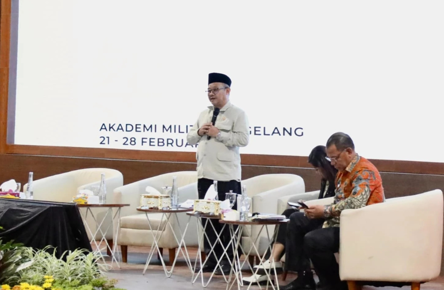 Mendikdasmen RI Prof Abdul Mu’ti memaparkan materi dalam Retreat Kepala Daerah di Akademi Militer (Akmil) Magelang, Selasa (25/2/2025). (Foto: IST)