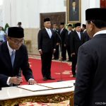 Prof Brian Yuliarto menandatangani Berita Acara Pelantikan sebagai Menteri Pendidikan Tinggi, Sains, dan Teknologi (Mendikti Saintek), Rabu (19/2/2025). (Foto: Tangkapan layar/ Ubay)