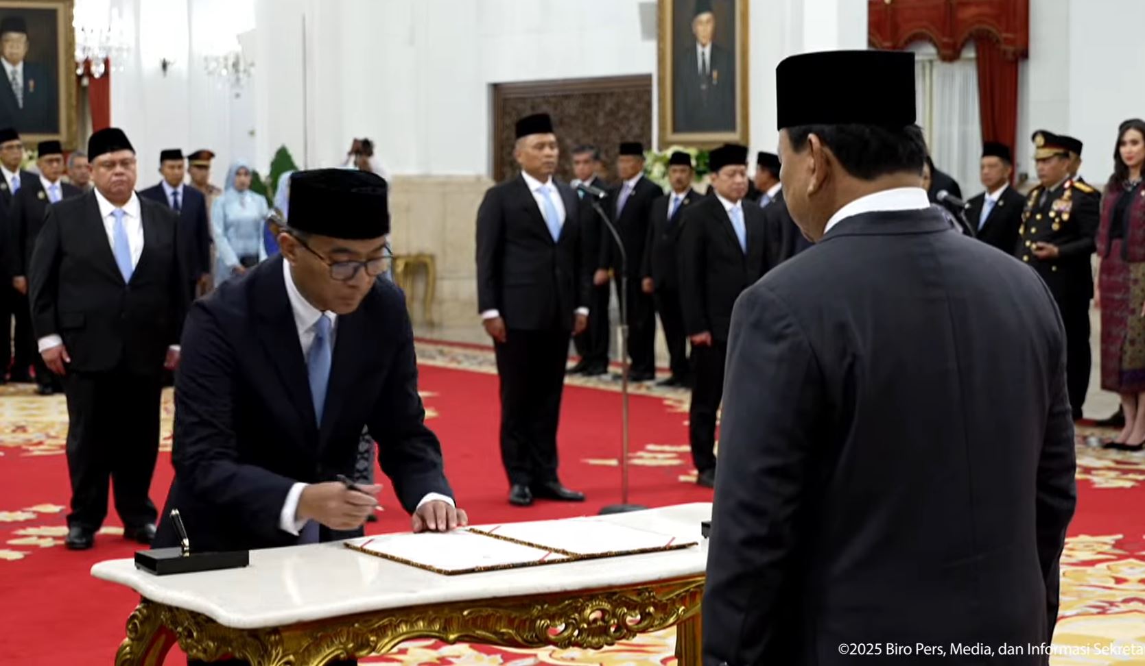 Prof Brian Yuliarto menandatangani Berita Acara Pelantikan sebagai Menteri Pendidikan Tinggi, Sains, dan Teknologi (Mendikti Saintek), Rabu (19/2/2025). (Foto: Tangkapan layar/ Ubay)