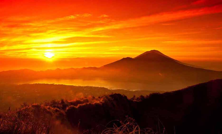 Momen sunset di Kompleks Gunung Bromo, TNBTS, Jawa Timur.