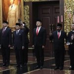 Deodatus Andreas Deddy Cahyadi Sunjoyo alias Deddy Corbuzier (paling kiri), dilantik sebagai Staf Khusus Menhan Bidang Komunikasi Sosial dan Publik, Selasa (11/2/2025). (Foto: Kemhan)
