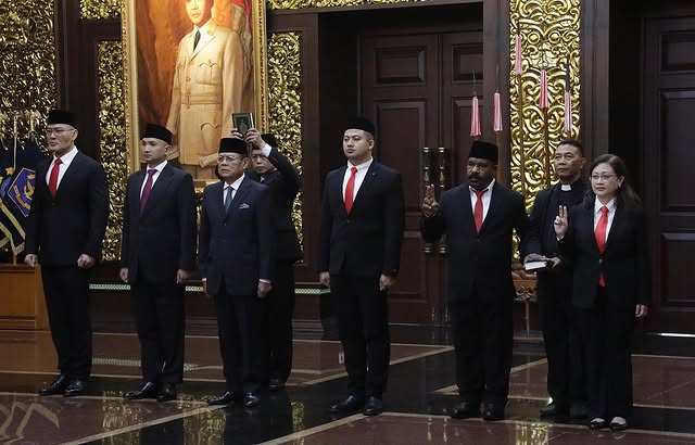 Deodatus Andreas Deddy Cahyadi Sunjoyo alias Deddy Corbuzier (paling kiri), dilantik sebagai Staf Khusus Menhan Bidang Komunikasi Sosial dan Publik, Selasa (11/2/2025). (Foto: Kemhan)