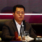 Ketua KPU Provinsi Jawa Timur, Aang Kunaifi, saat membacakan SK Penetapan Paslon Gubernur dan Wakil Gubernur Jatim terpilih, Kamis (6/2/2025). (Foto: Tangkapan layar/ Ubay)