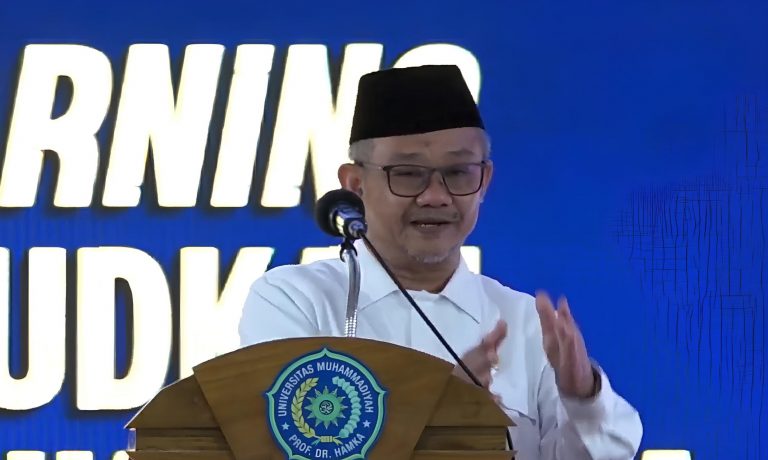 Mendikdasmen RI Abdul Mu'ti, saat menjadi pembicara dalam seminar bertajuk 'Implementasi Deep Learning dalam Rangka Mewujudkan Pendidikan Bermutu untuk Semua' di UHAMKA, Senin (17/2/2025). (Foto: Ubay NA)