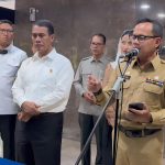 Wamendagri Bima Arya (pakaian dinas) dan Mentan Andi Amran (dua dari kanan) memberikan keterangan kepada awak media usai pertemuan pada Senin (17/2/2025). (Foto: Tangkapan layar)