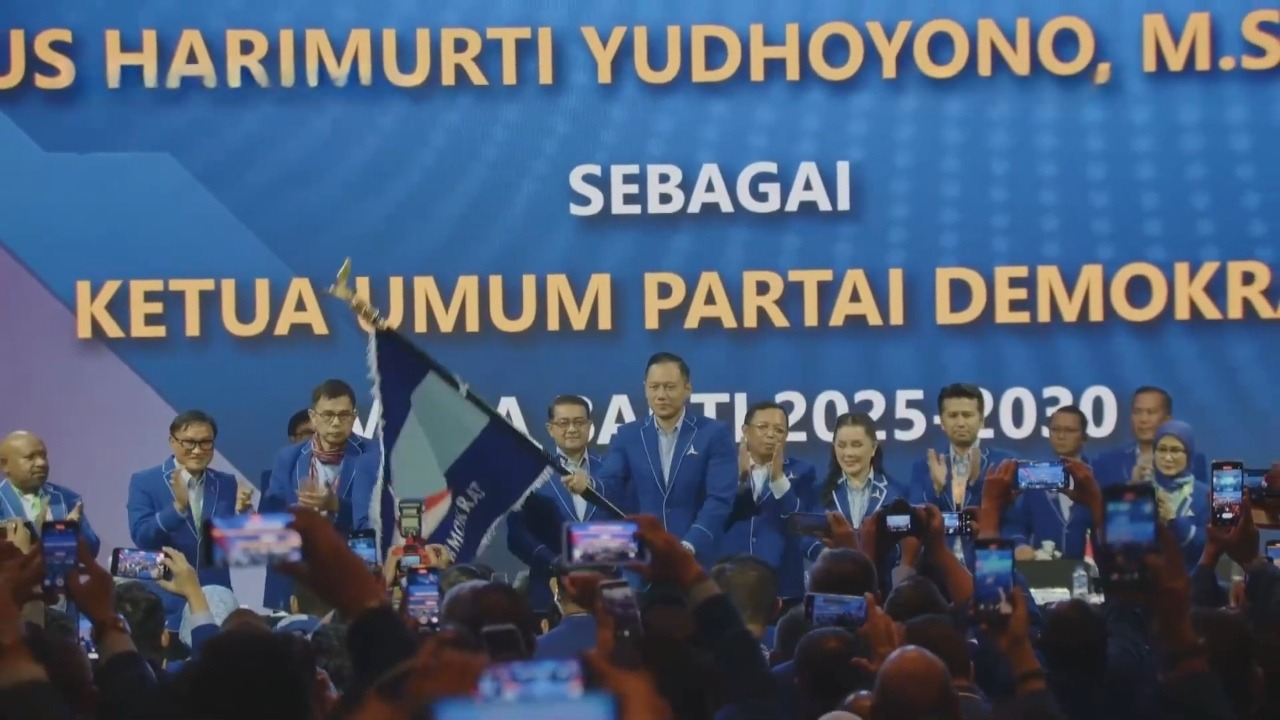 AHY mengibarkan bendera Partai Demokrat, usai terpilih secara aklamasi sebagai Ketua Umum partai tersebut untuk periode 2025-2030. (Foto: Tangkapan layar/ Ubay)