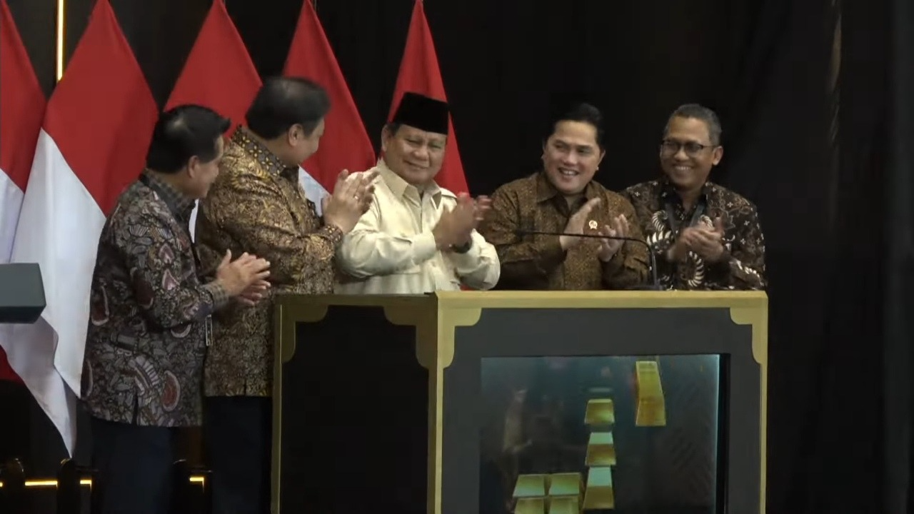 Presiden RI Prabowo Subianto (tengah) bersama sejumlah Menteri dan Menko Kabinet Merah Putih, meresmikan bank emas, Rabu (26/2/2025). (Foto: Ubay NA)