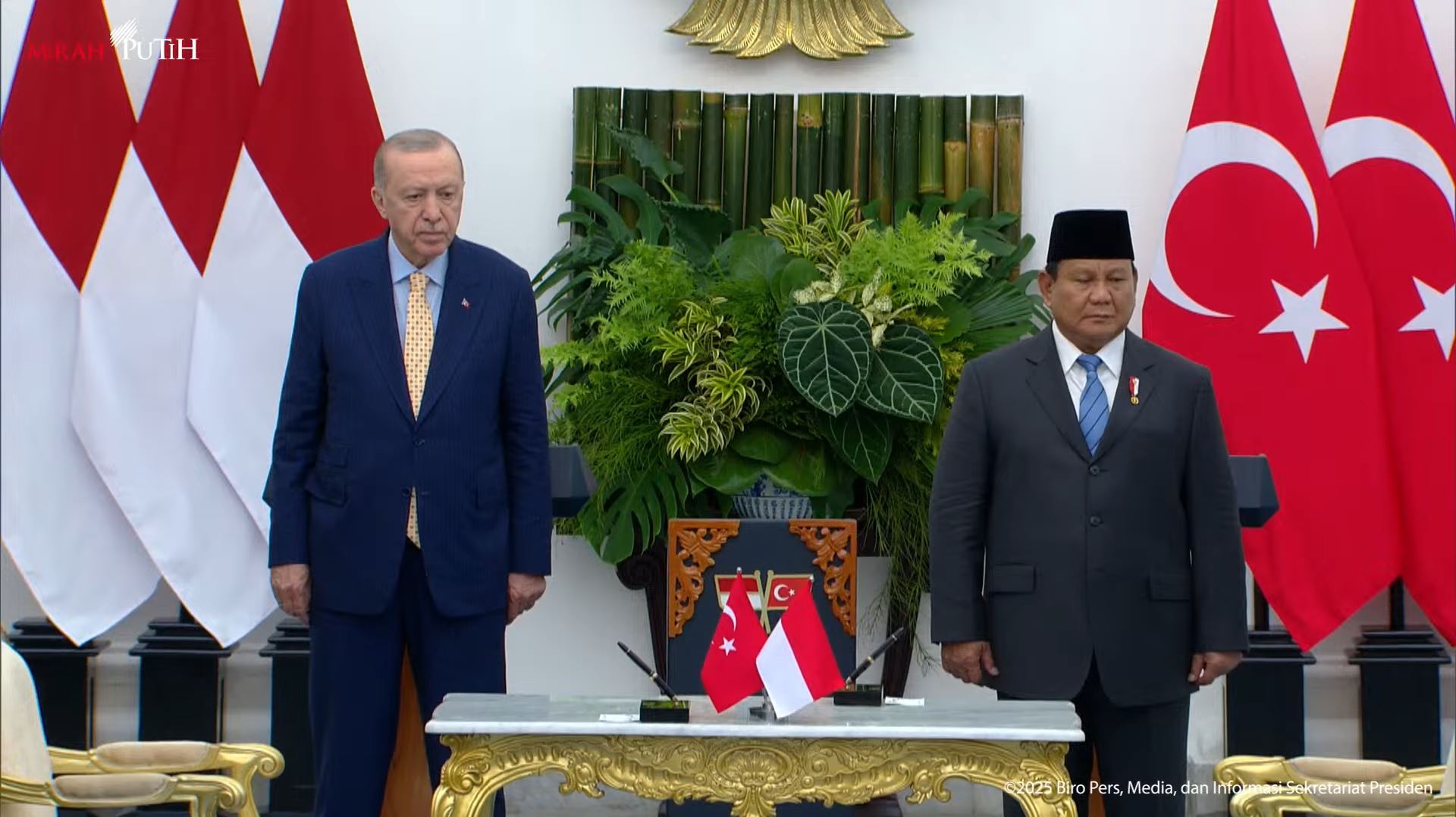 Presiden Turkiye Recep Tayyip Erdogan (kiri) dan Presiden RI Prabowo Subianto dalam pertemuan di Istana Kepresidenan Bogor, Rabu (12/2/2025). (Foto: Tangkapan layar/ Ubay)