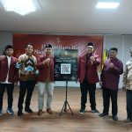 Penandatanganan petisi penolakan reklamasi untuk PSN SWL dalam Pelantikan PC IMM Surabaya, Senin (3/2/2025) malam. (Foto: Zaki)