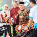 Dari kiri: Kepala SMK Mutia Ngoro Ednan Rudianto, murid XII Multimedia 1 SMK Mutia Ngoro Fidyatun Shoimah, Mohammad Syafi'i, dan Mendikdasmen RI Prof Abdul Mu'ti (batik), saat penyerahan doorprize utama. (Foto: Dok. Mutia)