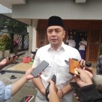 Wali Kota Surabaya, Eri Cahyadi, menyampaikan belasungkawa atas meninggal dunianya Bendahara Umum DPP Partai Demokrat yang juga koleganya di Unair, Renville Antonio. (Foto: Zaki)