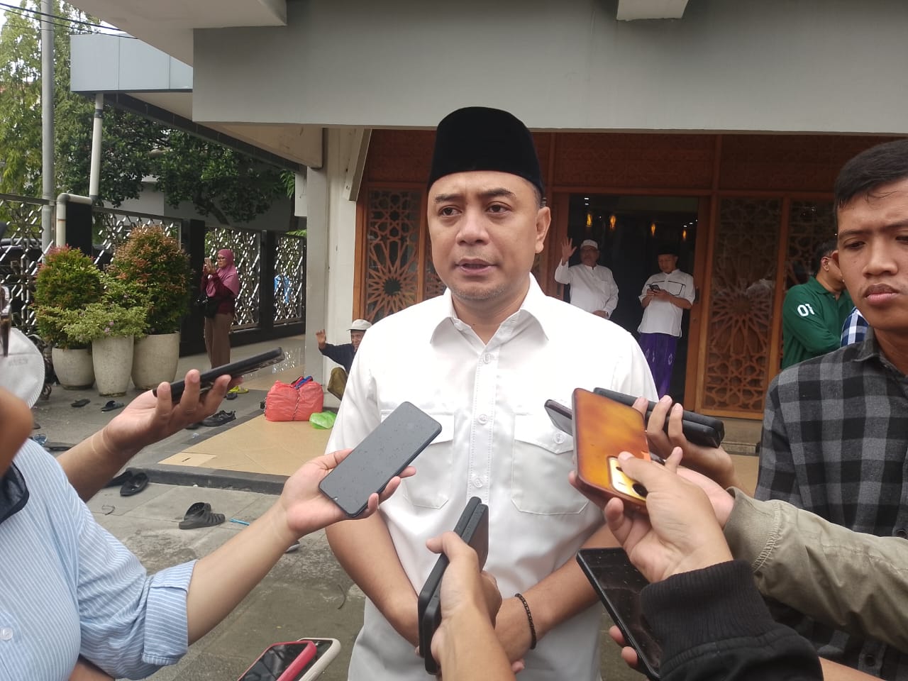 Wali Kota Surabaya, Eri Cahyadi, menyampaikan belasungkawa atas meninggal dunianya Bendahara Umum DPP Partai Demokrat yang juga koleganya di Unair, Renville Antonio. (Foto: Zaki)