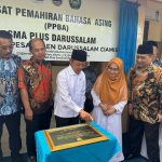 Wamendikdasmen Fajar Riza Ul Haq (kemeja putih, peci hitam), meresmikan Pusat Pemahiran Bahasa Asing SMA Plus Darussalam, Jumat (14/2/2025). (Foto:IST)