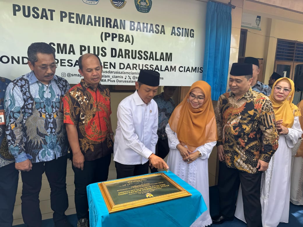 Wamendikdasmen Fajar Riza Ul Haq (kemeja putih, peci hitam), meresmikan Pusat Pemahiran Bahasa Asing SMA Plus Darussalam, Jumat (14/2/2025). (Foto:IST)