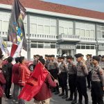Kader-kader PC IMM Kota Surabaya melakukan unjuk rasa di depan Polrestabes Kota Surabaya, Jumat (14/2/2025). (Foto: Dok. IMM Surabaya)