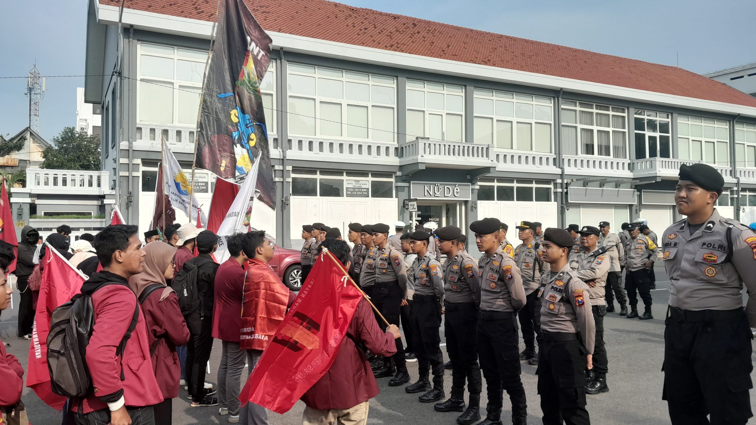 Kader-kader PC IMM Kota Surabaya melakukan unjuk rasa di depan Polrestabes Kota Surabaya, Jumat (14/2/2025). (Foto: Dok. IMM Surabaya)