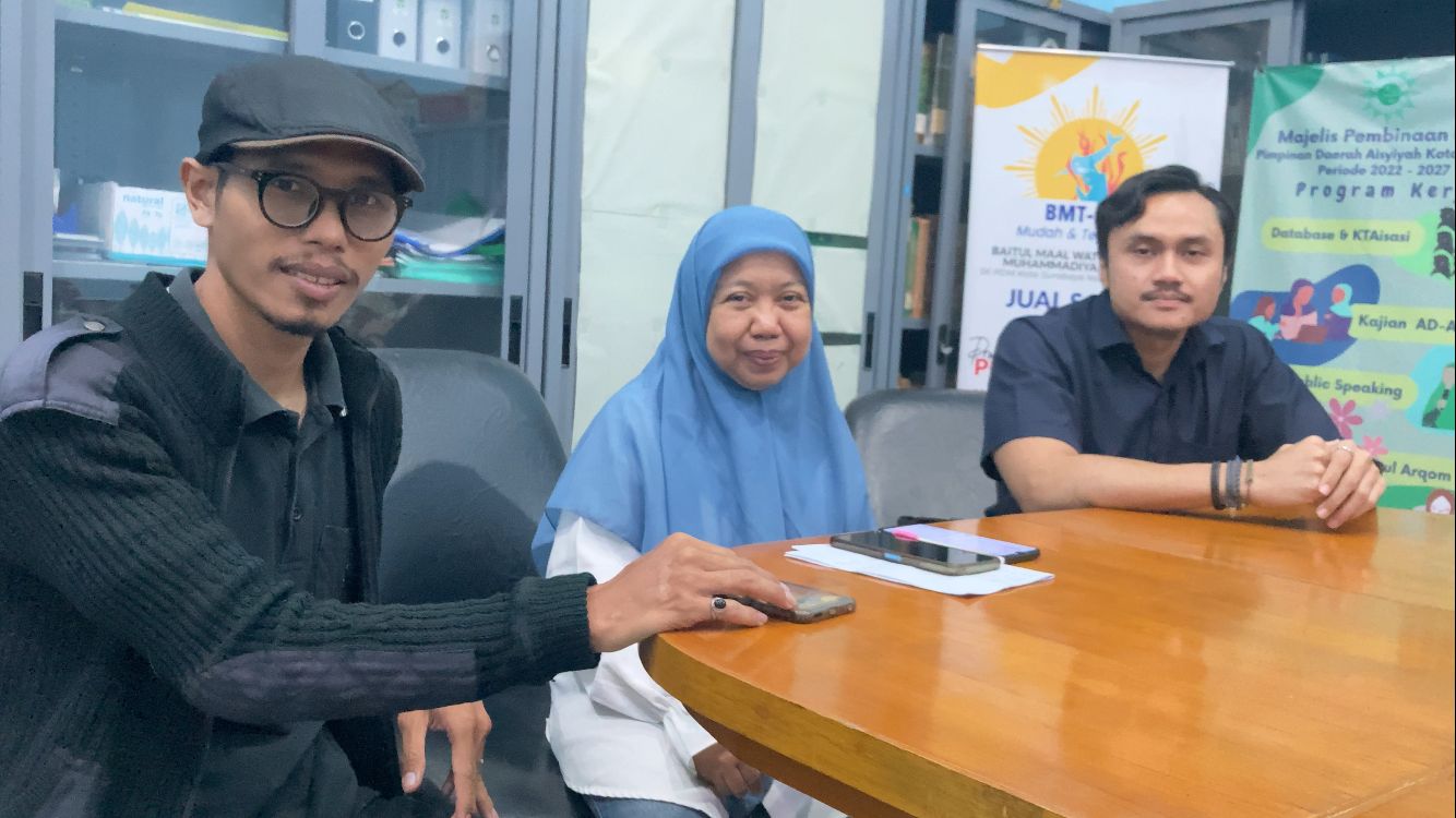 Jajaran LHKP PDM Kota Surabaya. Dari kiri: HMI el Hakim, dr Zuhrotul Mar'ah, Faris Abidin. (Foto:IST)