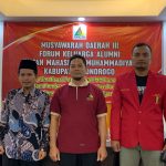 Ketua terpilih Fokal IMM Ponorogo, Sarto SPdI (tengah), bersama Dr Katni MPdI (batik biru) sebagai Sekretaris dan Wasis Prananto SPdI sebagai Bendahara. (Foto: Darmanto)