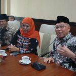 Ketua PWM Jatim Dr dr Sukadiono MM (kanan) saat menerima kunjungan Khofifah-Emil pertengahan tahun lalu. (Foto: Ubay NA)