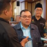 Ketua Komisi VII DPR RI, Saleh Partaonan Daulay, berbicara kepada awak media usai menghadiri Rakerwil II LHKP PWM Jawa Timur, Ahad (16/2/2026). (Foto: Ubay NA)