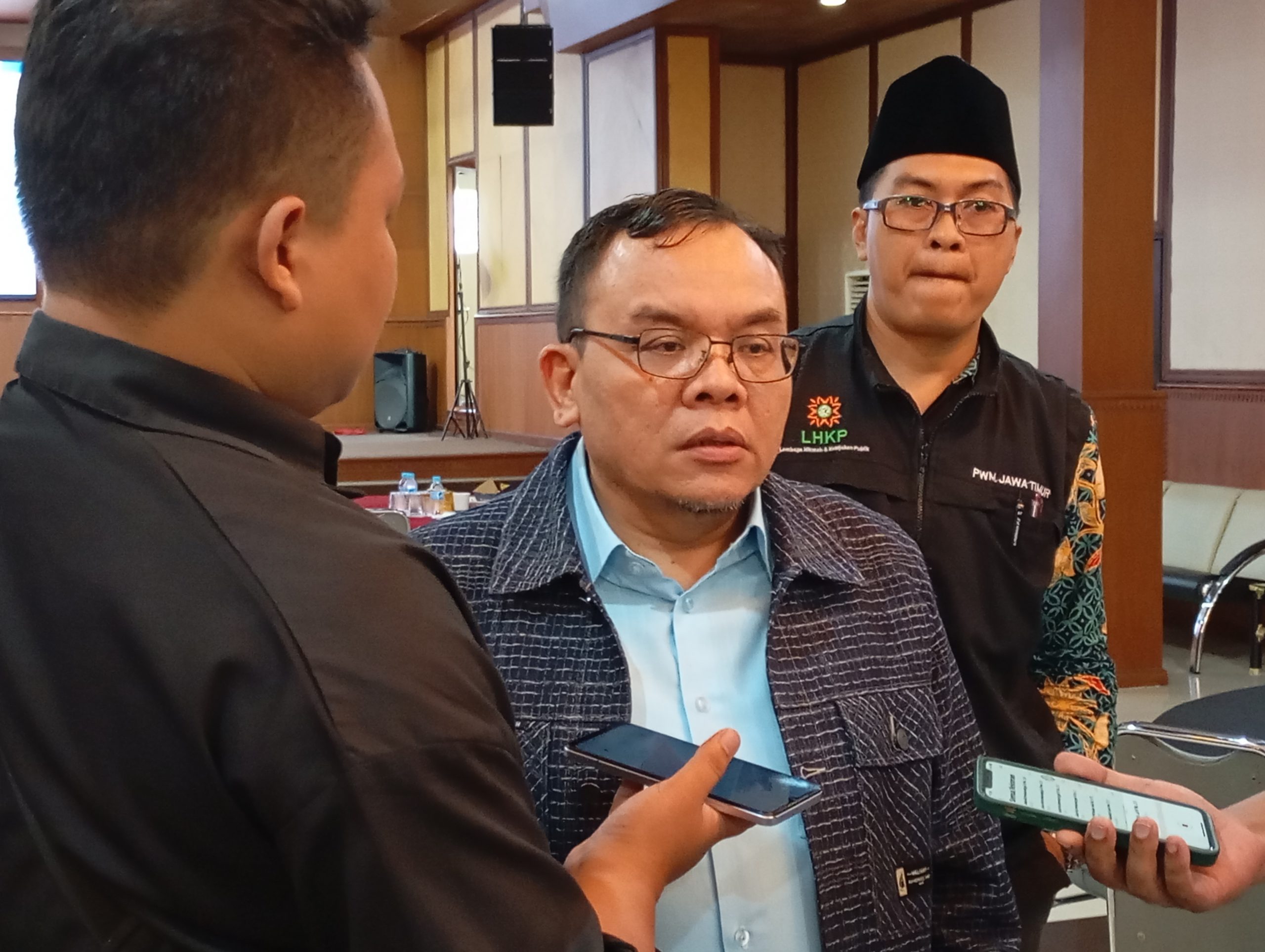 Ketua Komisi VII DPR RI, Saleh Partaonan Daulay, berbicara kepada awak media usai menghadiri Rakerwil II LHKP PWM Jawa Timur, Ahad (16/2/2026). (Foto: Ubay NA)