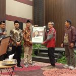 Dr Sulthon Amien, menerima penghargaan yang diserahkan Ketua Korwil Fokal IMM Jatim Dr Suli Da'im. (Foto: Ubay NA)
