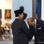 Presiden RI Prabowo Subianto menjabat tangan Menteri Investasi Rosan Roeslani, yang ia tunjuk sebagai Kepala BPI Danantara, Senin (24/2/2025). (Foto:Tangkapan layar/ Ubay)