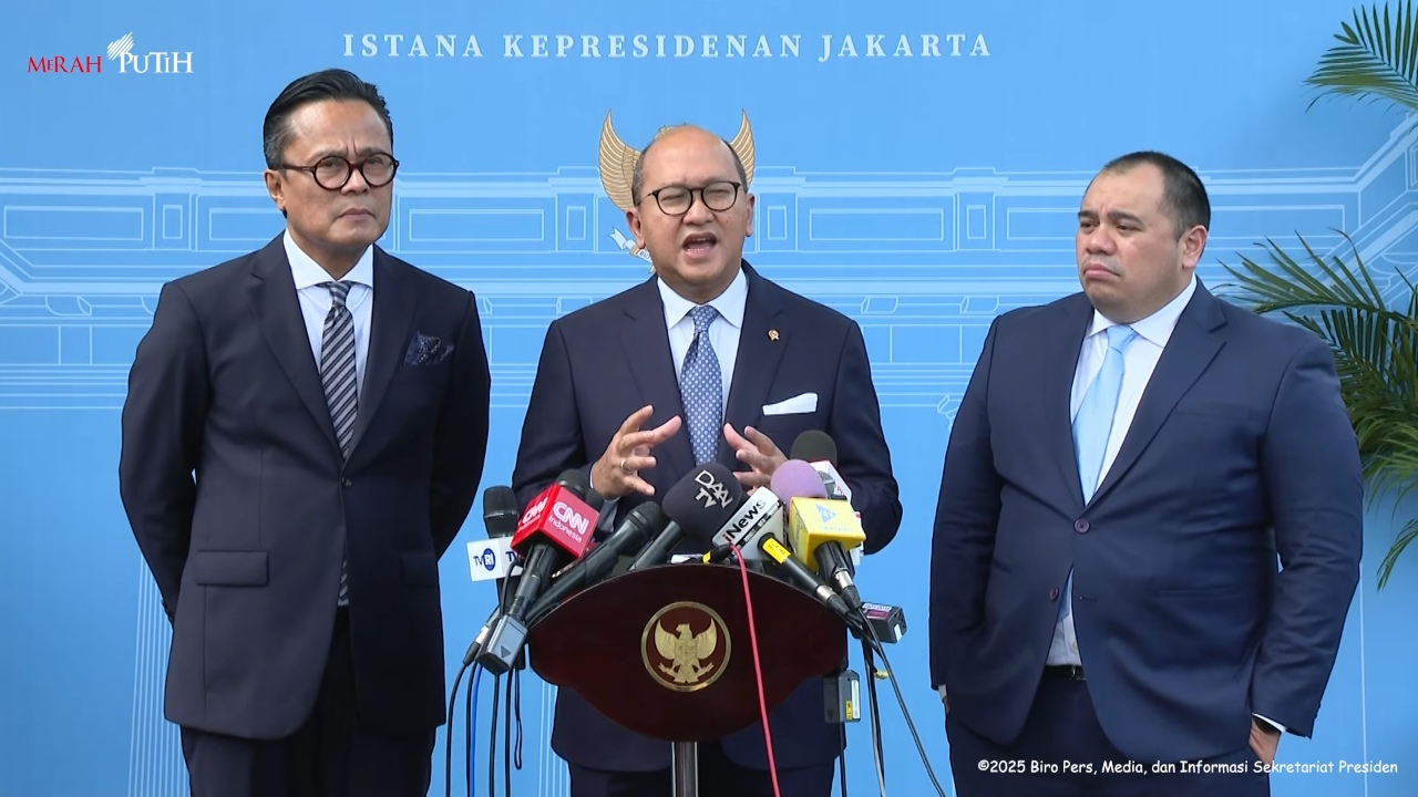 CEO BPI Danantara, Rosan Roeslani (tengah) memberikan keterangan kepada awak media, usai peluncuran BPI Danantara di Istana Kepresidenan Jakarta, Senin (24/2/2025). (Foto:Tangkapan layar/ Ubay)