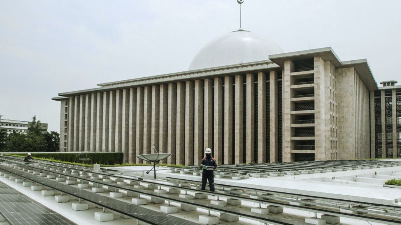 Solar panel di Masjid Istiqlal, Jakarta.