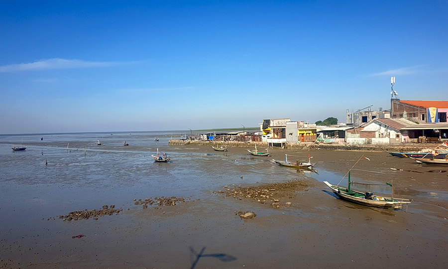 Kawasan perkampungan nelayan di Kenjeran, Surabaya, yang terancam hilang dengan adanya PSN SWL. (Foto: Mongabay)