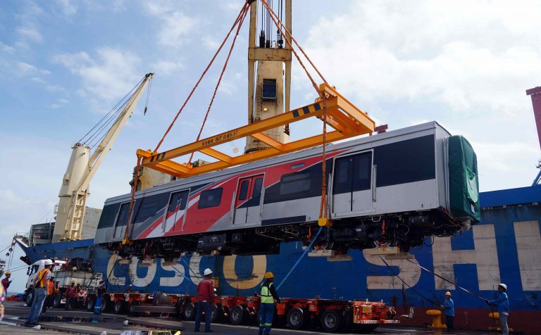 Kegiatan bongkar muat train set milik PT Kereta Commuter Indonesia.