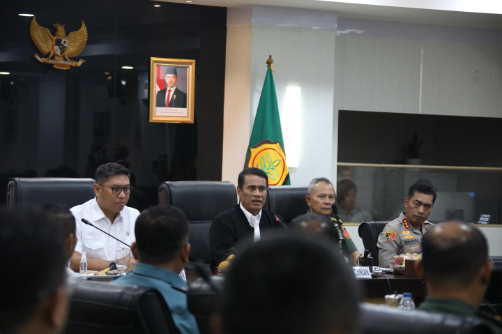 Mentan Andi Amran Sulaiman dalam diskusi Serap Gabah bersama Polri di Kantor Kementerian Pertanian, Jakarta, Senin (10/2/2025). (Foto: Kementan)