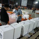 Petugas KPU menyiapkan logistik untuk PSU pada Pemilu 2024 lalu. (Foto: Bawaslu)