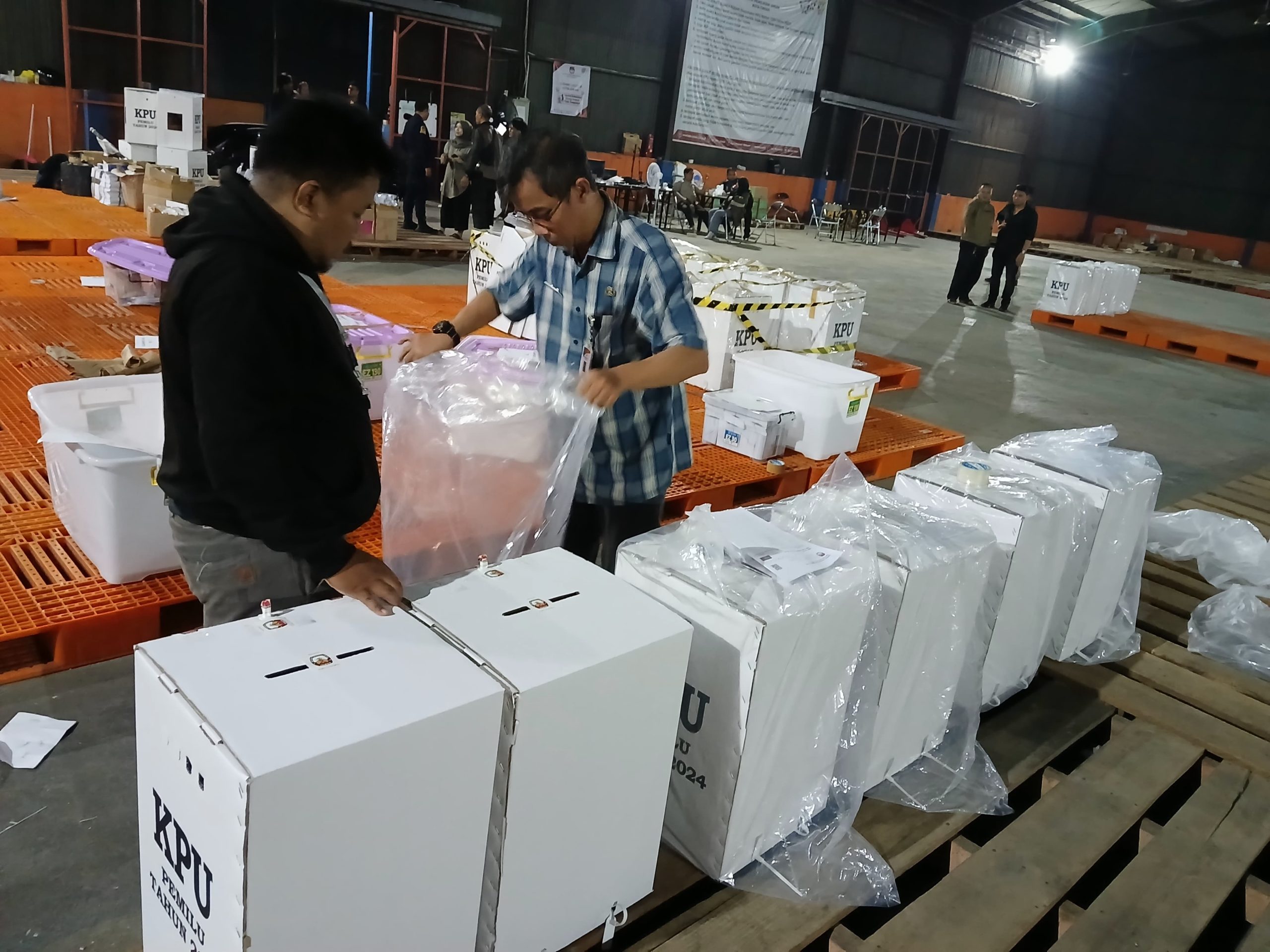 Petugas KPU menyiapkan logistik untuk PSU pada Pemilu 2024 lalu. (Foto: Bawaslu)