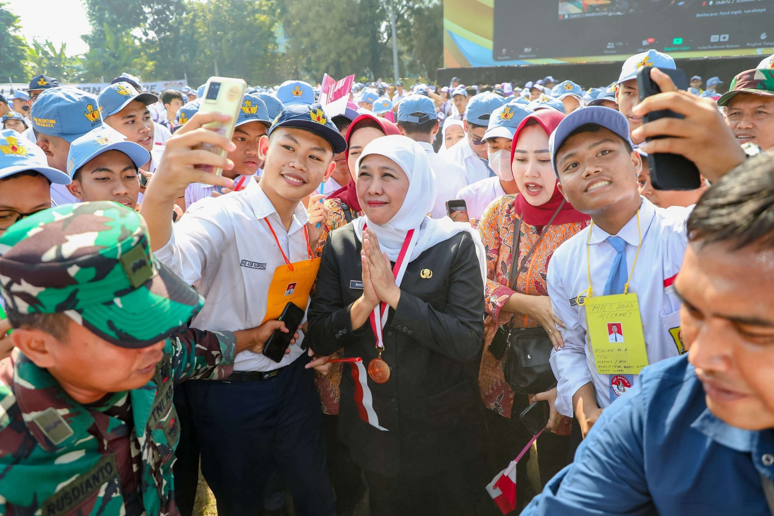 Gubernur Jawa Timur, Khofifah Indar Parawansa, bersama para murid SMA. Pemprov Jatim menginisiasi Program Ramadan Produktif untuk 1446 Hijriah/2025 Masehi. (Foto: RRI)