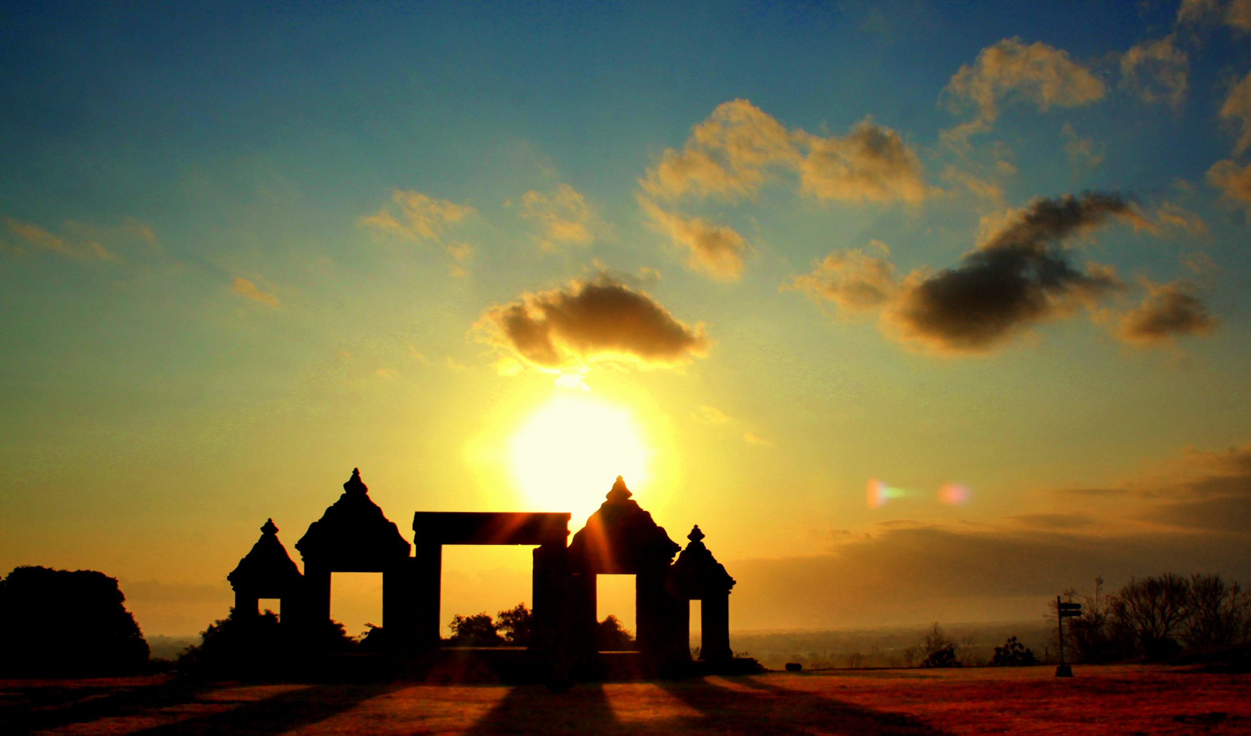 Menjelang senja di Kompleks Candi Ratu Boko, Yogyakarta.