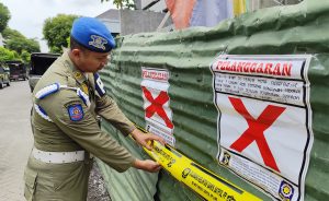 Delapan Bangunan Disegel Satpol PP Surabaya, Kenapa?
