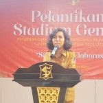 Kepala Bakesbangpol Kota Surabaya, Maria Theresia Ekawati Rahayu, saat menyampaikan sambutan dalam Pelantikan PC IMM Kota Surabaya, Senin (3/2/2025) malam. (Foto: Zaki)