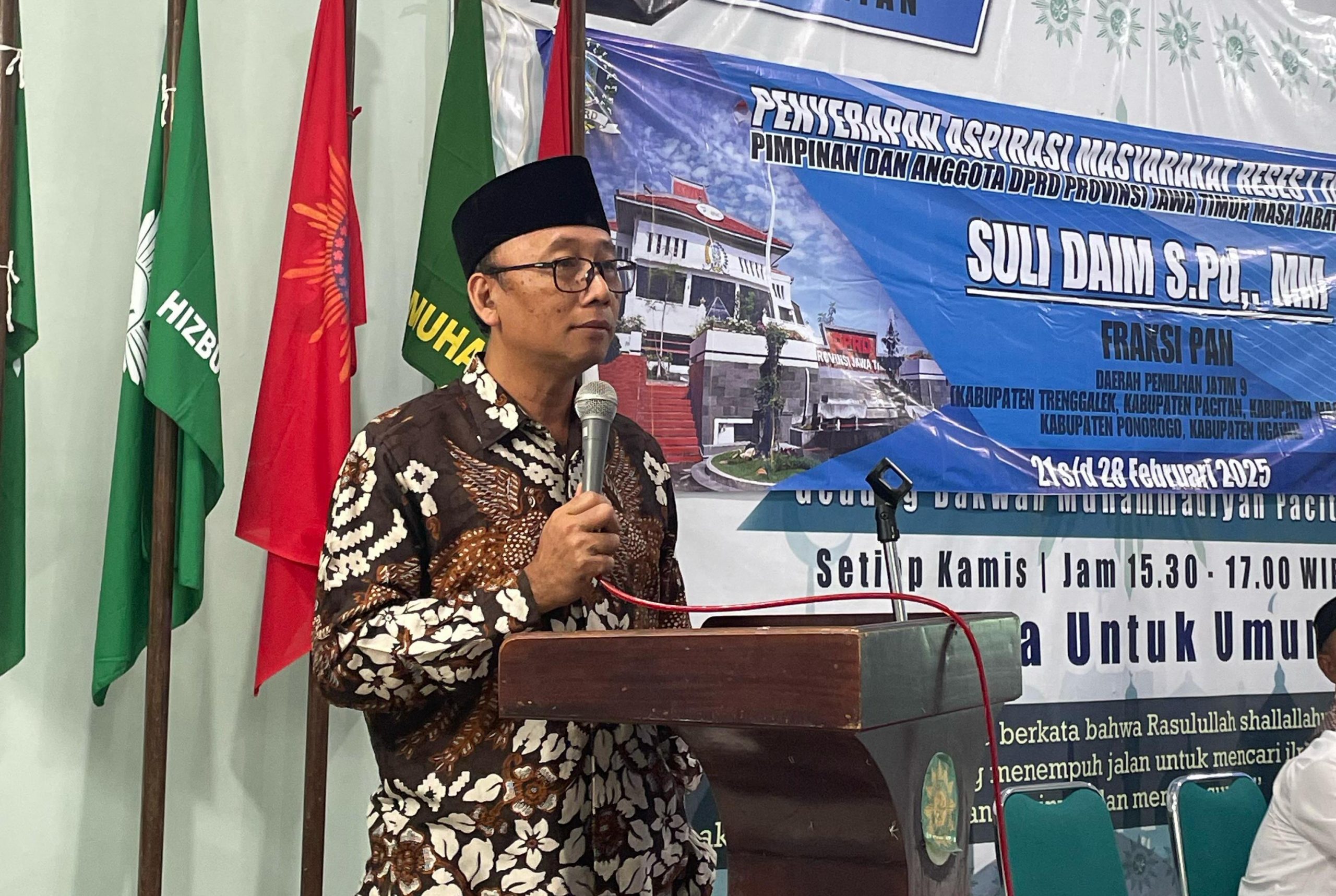 Anggota DPRD Provinsi Jawa Timur, Suli Daim, saat serap aspirasi dalam masa reses I tahun 2025 di Gedung Dakwah Muhammadiyah Pacitan, Senin (24/2/2025). (Foto: IST)