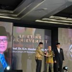 Sekretaris Lembaga Pengembangan Pesantren PP Muhammadiyah, Din Wahid, mewakili Ketua Umum PP Muhammadiyah Haedar Nashir, menerima Lifetime Achievement Awards 2024 dari Rumah Zakat, Kamis (13/2025). (Foto: Muhammadiyah)